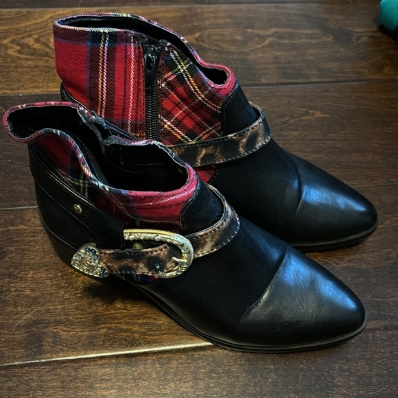 Betsey Johnson Wilma Black Plaid Booties | Gold Buckle | Grunge | Size 6.5 - Picture 4 of 7